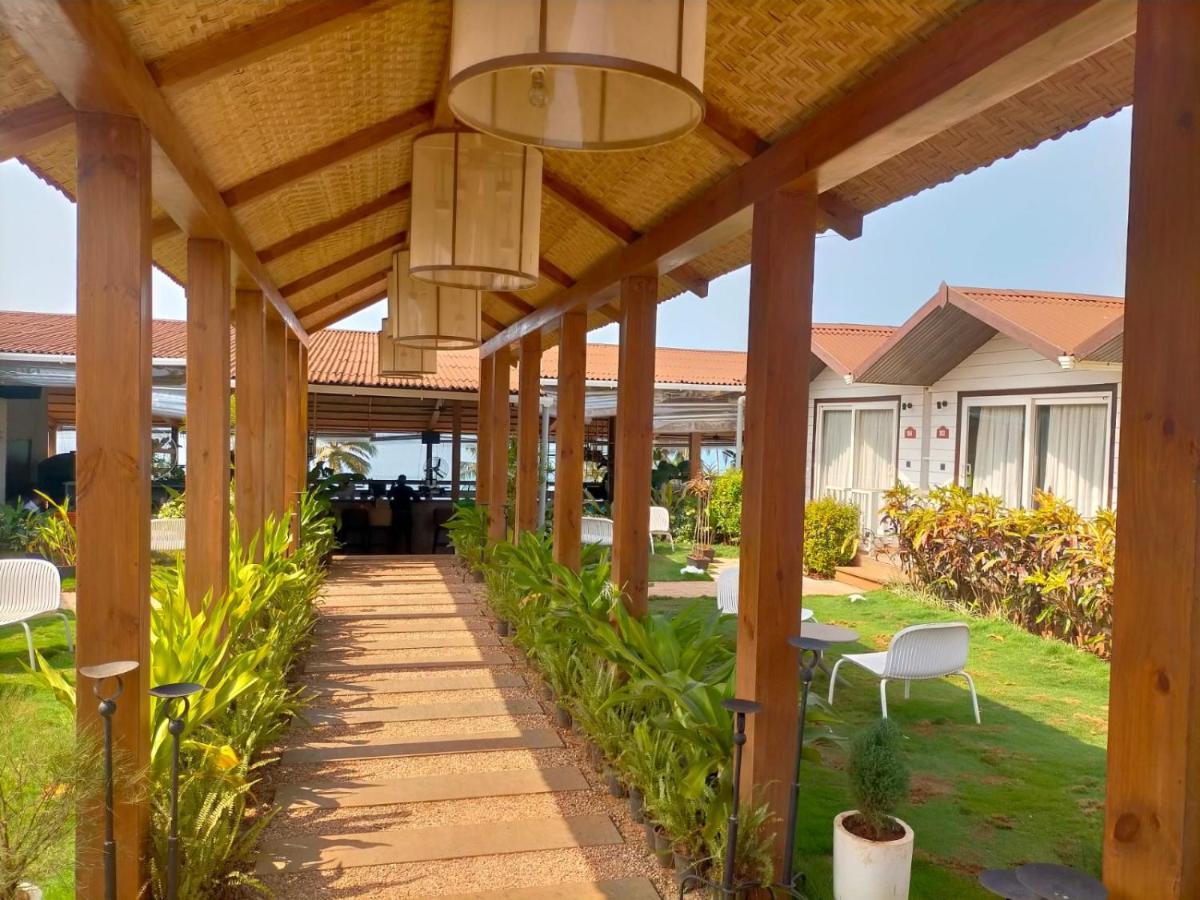 Stone Wood Beach Resort, 瓦加托 外观 照片